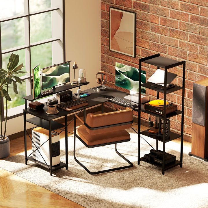 L-formet skrivebord med ladestation, hjørnecomputerbord med skærmstativ og hylder, til hjemmekontor, kontor, sort