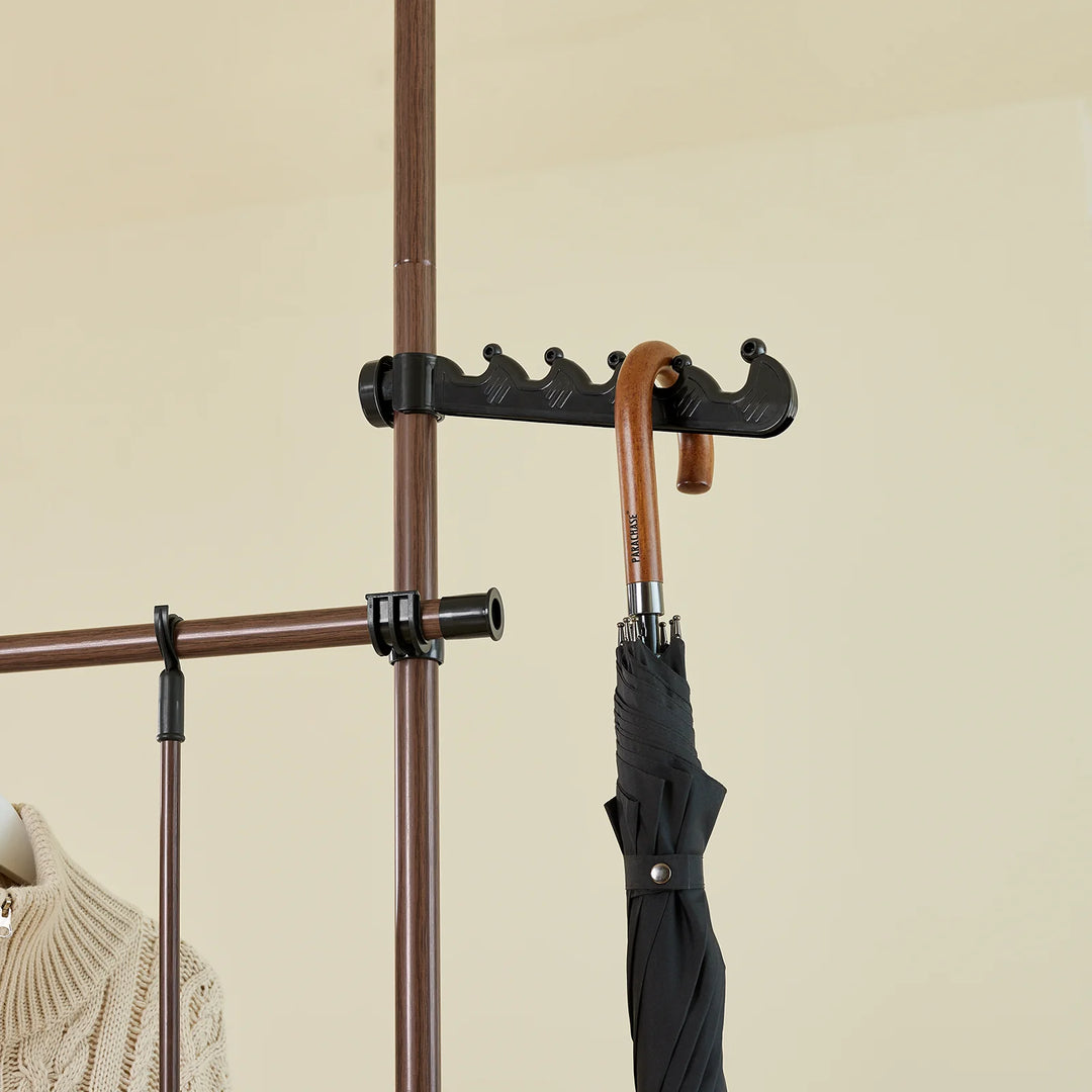 Teleskopisk tøjstativ i brun – robust, justerbar åben garderobe med tøjstænger og hylder