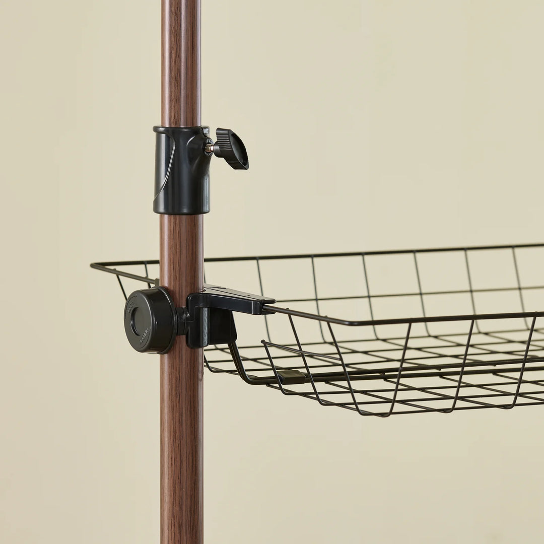 Teleskopisk tøjstativ i brun – robust, justerbar åben garderobe med tøjstænger og hylder