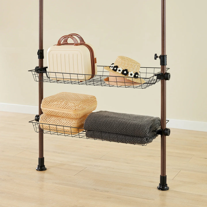 Teleskopisk tøjstativ i brun – robust, justerbar åben garderobe med tøjstænger og hylder