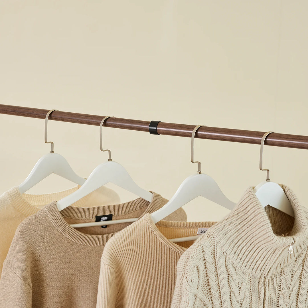 Teleskopisk tøjstativ i brun – robust, justerbar åben garderobe med tøjstænger og hylder