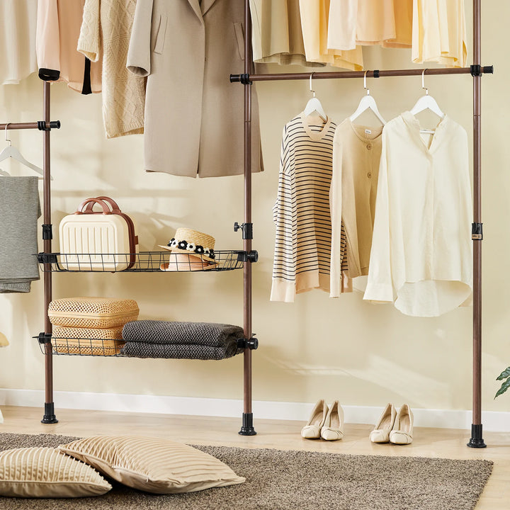 Teleskopisk tøjstativ i brun – robust, justerbar åben garderobe med tøjstænger og hylder