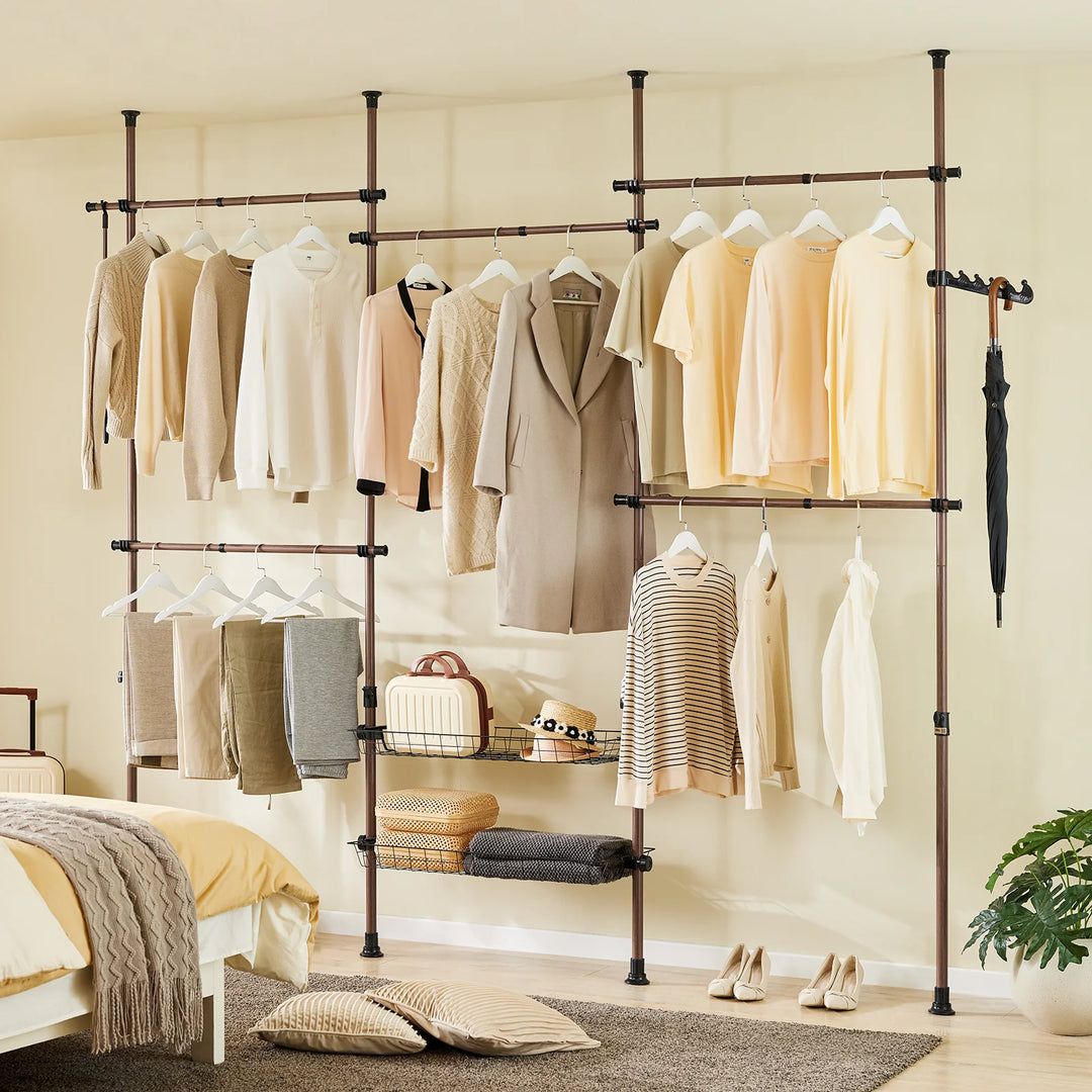 Teleskopisk tøjstativ i brun – robust, justerbar åben garderobe med tøjstænger og hylder