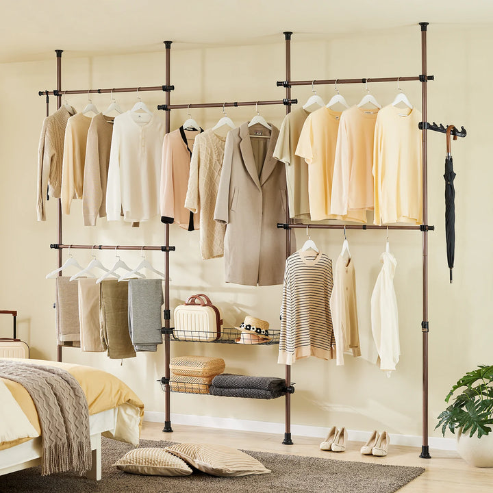 Teleskopisk tøjstativ i brun – robust, justerbar åben garderobe med tøjstænger og hylder