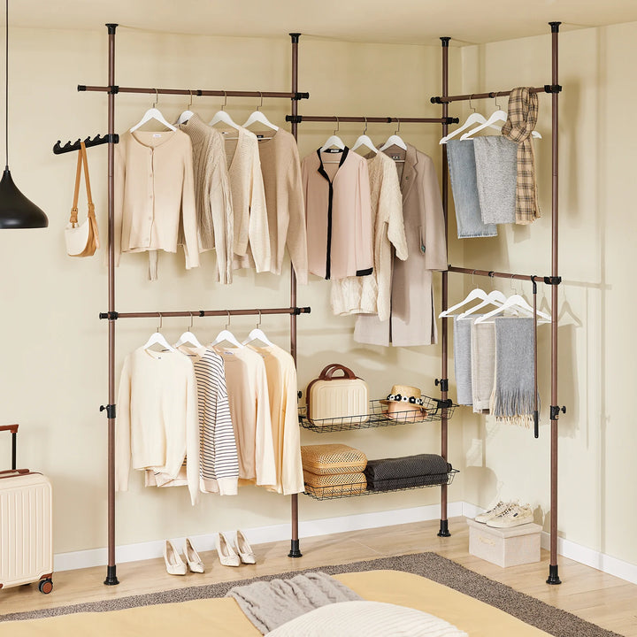 Teleskopisk tøjstativ i brun – robust, justerbar åben garderobe med tøjstænger og hylder