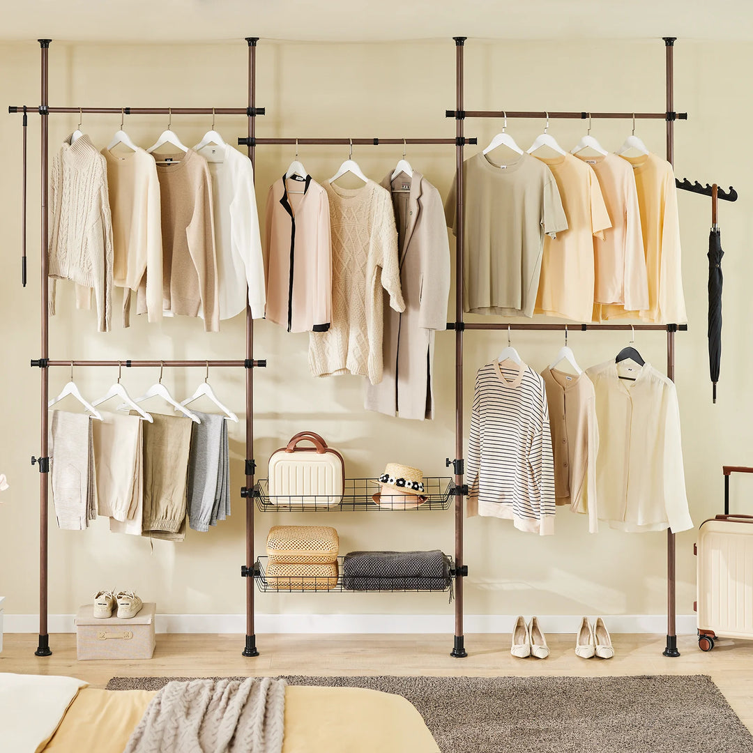 Teleskopisk tøjstativ i brun – robust, justerbar åben garderobe med tøjstænger og hylder