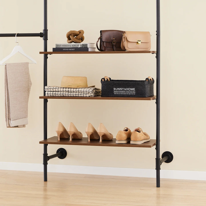 Pladsbesparende, åben garderobe i rå industriel stil (vægmonteret)