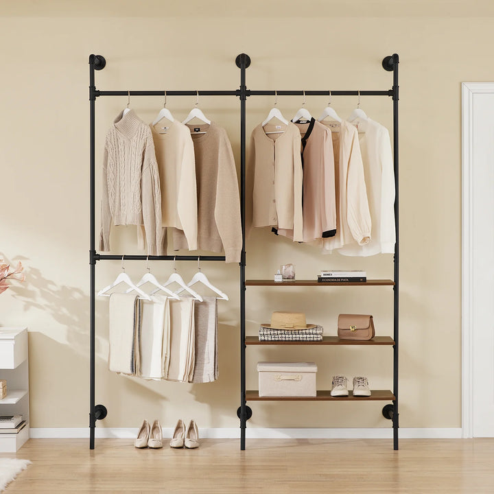 Pladsbesparende, åben garderobe i rå industriel stil (vægmonteret)