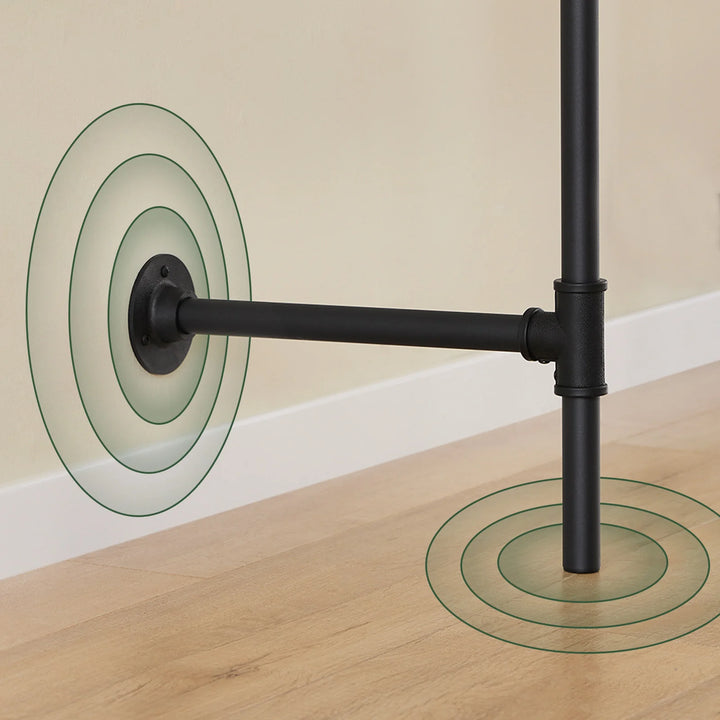 Pladsbesparende, åben garderobe i rå industriel stil (vægmonteret)