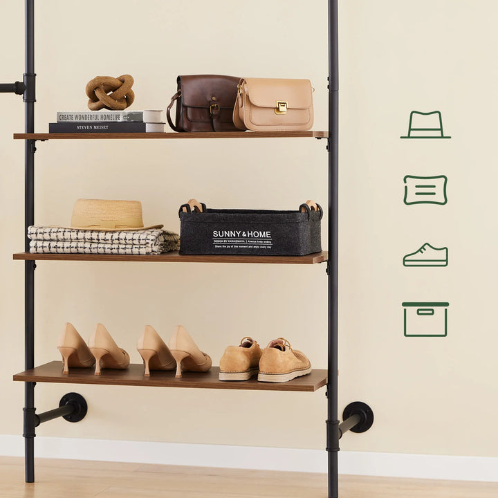 Pladsbesparende, åben garderobe i rå industriel stil (vægmonteret)