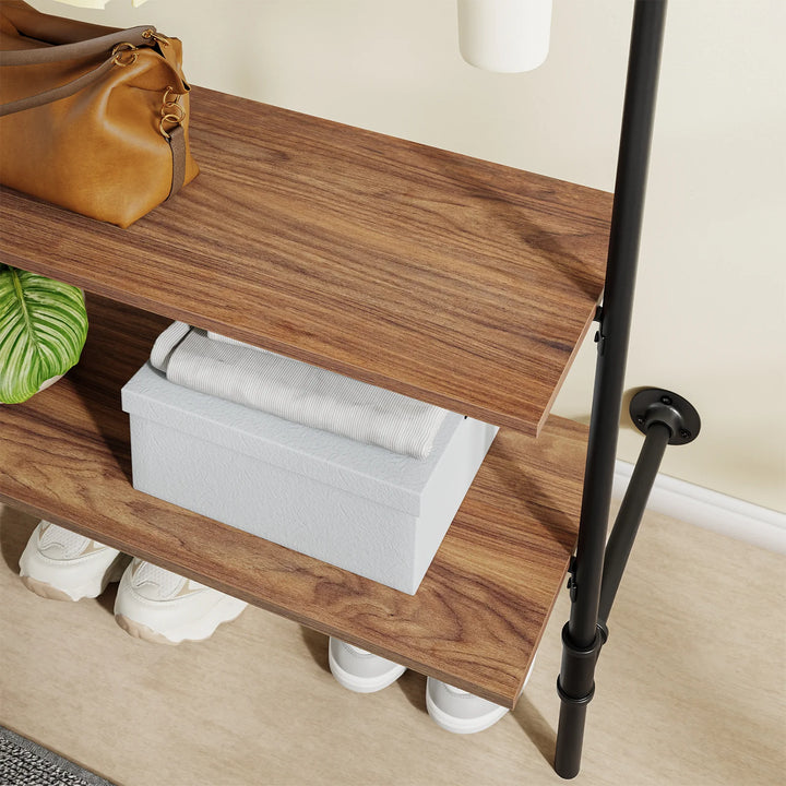 Vægmonteret tøjstativ med hylder – industrielt design i træ og metal
