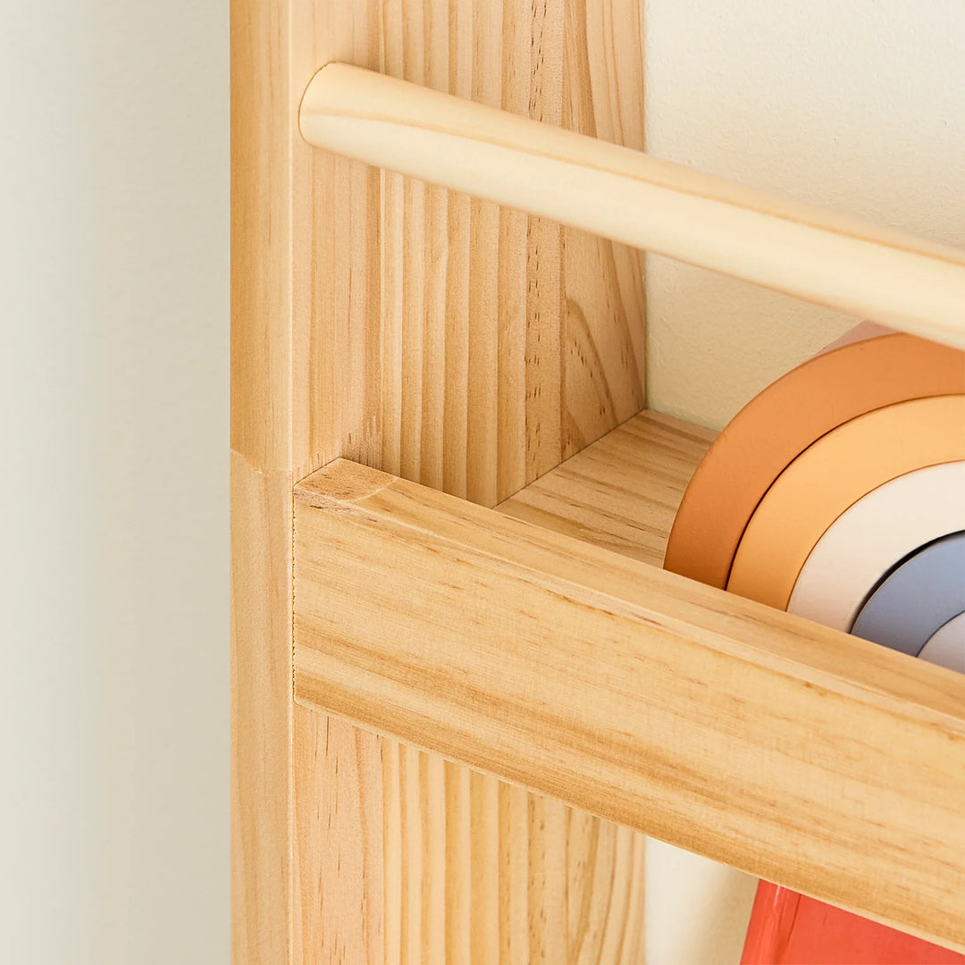 Børnebogreol i naturfarve – vægmonteret bogreol med 4 niveauer til bøger og legetøj (80 × 12 × 118 cm)