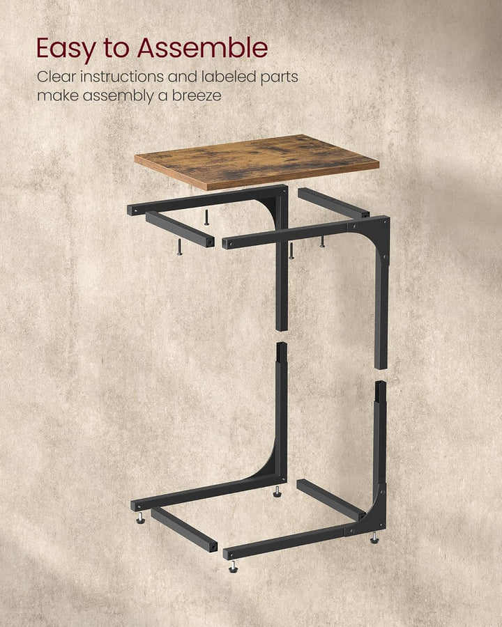 C-formet sidebord i rustik brun og sort med metalramme, mål 30 x 40 x 66,7 cm, pladsbesparende og nemt at skubbe ind under sofa eller seng