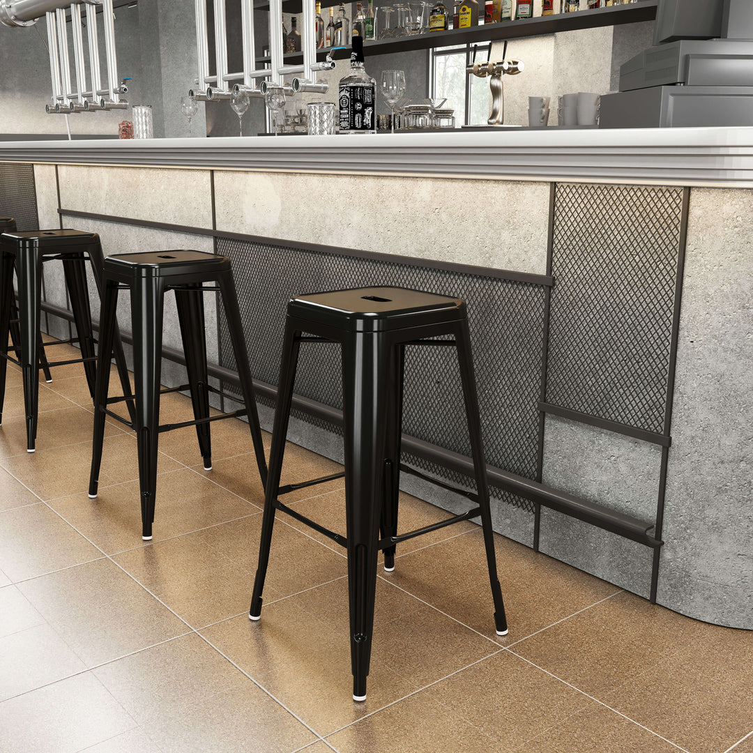 Sæt med 4 metalbarstole, til indendørs og udendørs brug, stabelbart design, sort