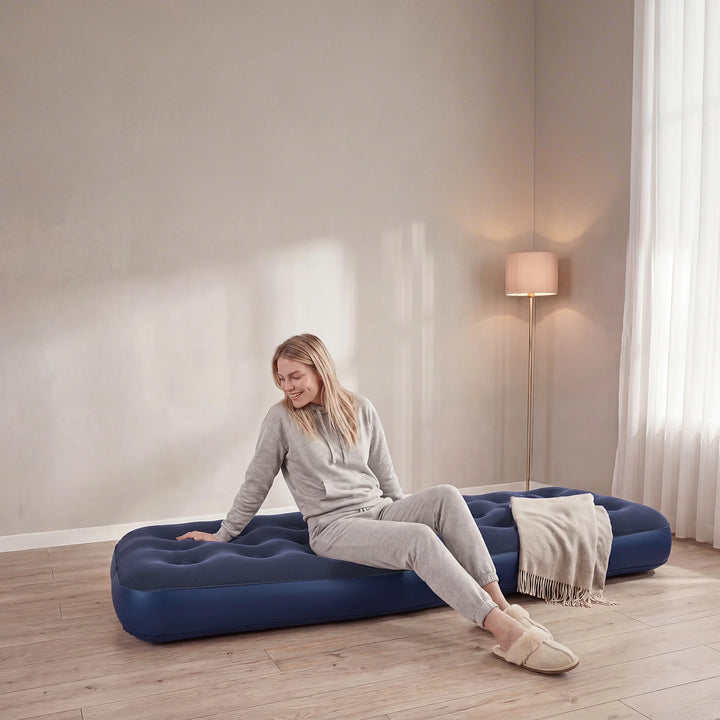 Enkelt luftmadras med pumpe, pude og lagen – 191 × 76 cm