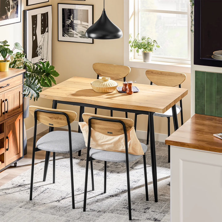 Elegant spisebordssæt til 4 personer – perfekt til små rum