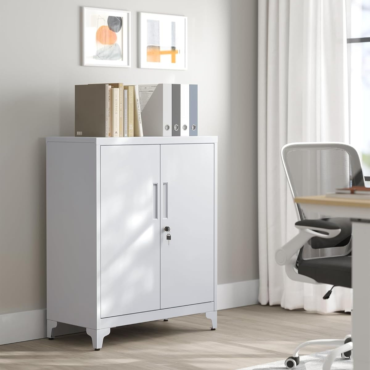 Gråt stålskab med lås