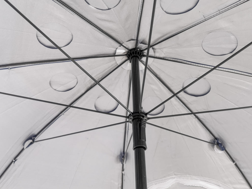 Stort, foldbart havetelt med strandparasol
