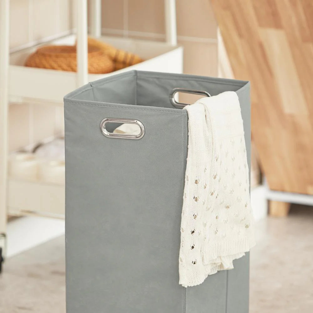 Smalt højskab til badeværelset med vasketøjskurv, hvidt skab med naturfarve, 2 åbne hylder