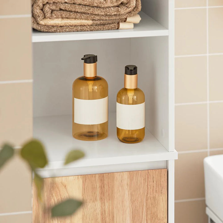 Smalt højskab til badeværelset med vasketøjskurv, hvidt skab med naturfarve, 2 åbne hylder