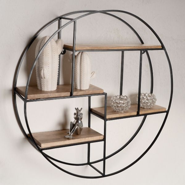 Tilføj et strejf af elegance og funktionalitet til dit hjem med denne væghængte, cirkulære reol i mangotræ 70x70x18 cm
