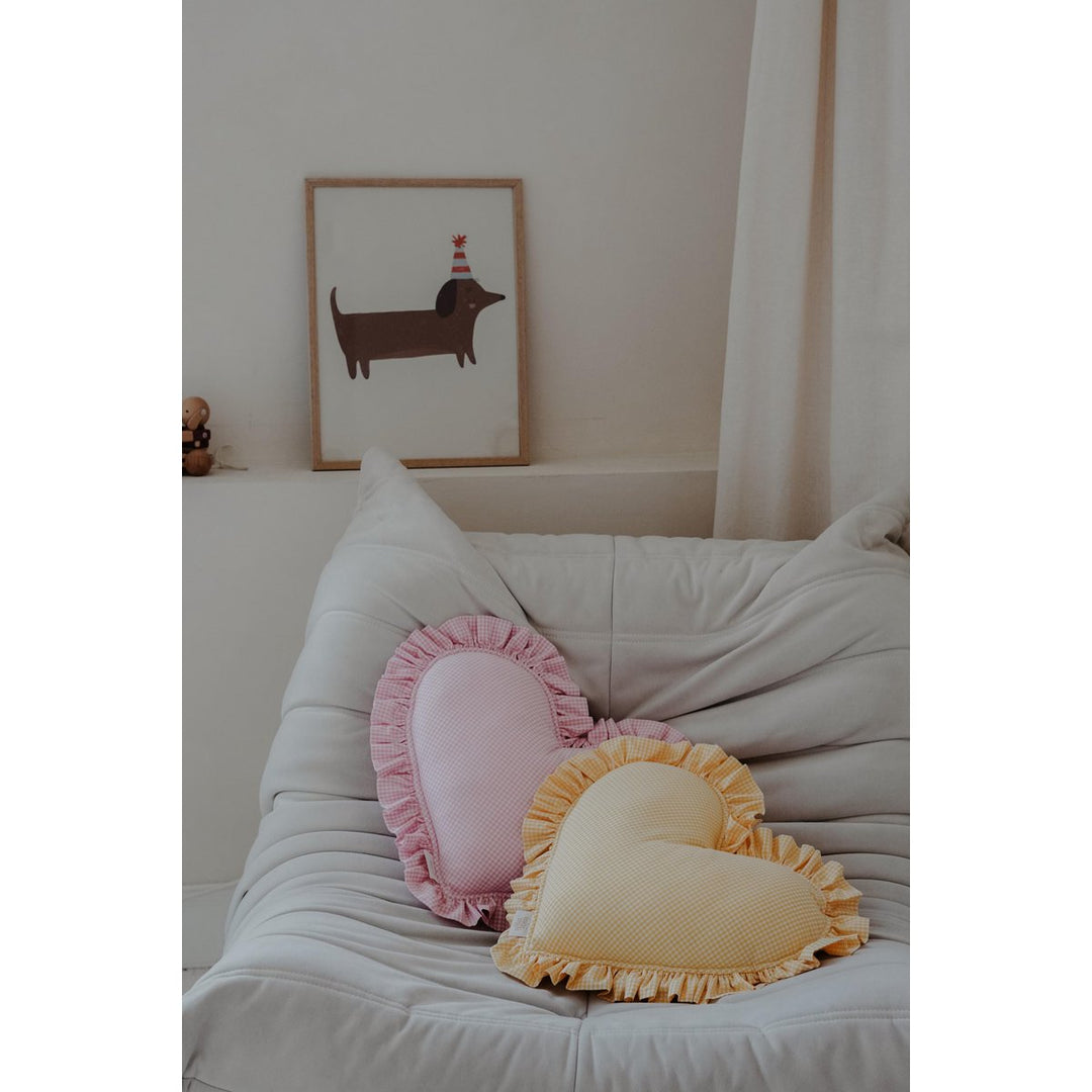 Dobbeltsidet hjertepude med en frilly, pastelrosa ternet