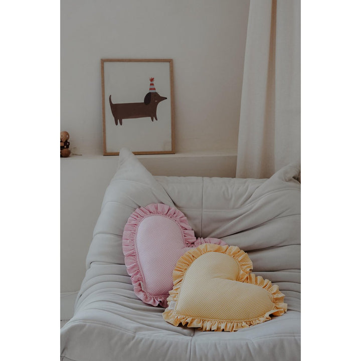 Dobbeltsidet hjertepude med en frilly, pastelrosa ternet
