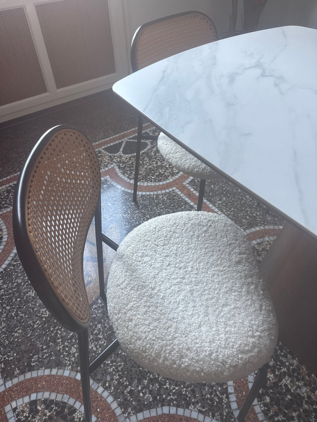 OREBRO sæt med 2 metal spisestole med rygge af rødt bånd og sæder i hvidt bouclé