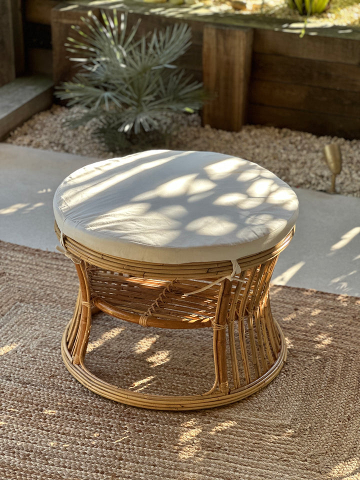 SERAM naturlig rattan og beige stofpuf