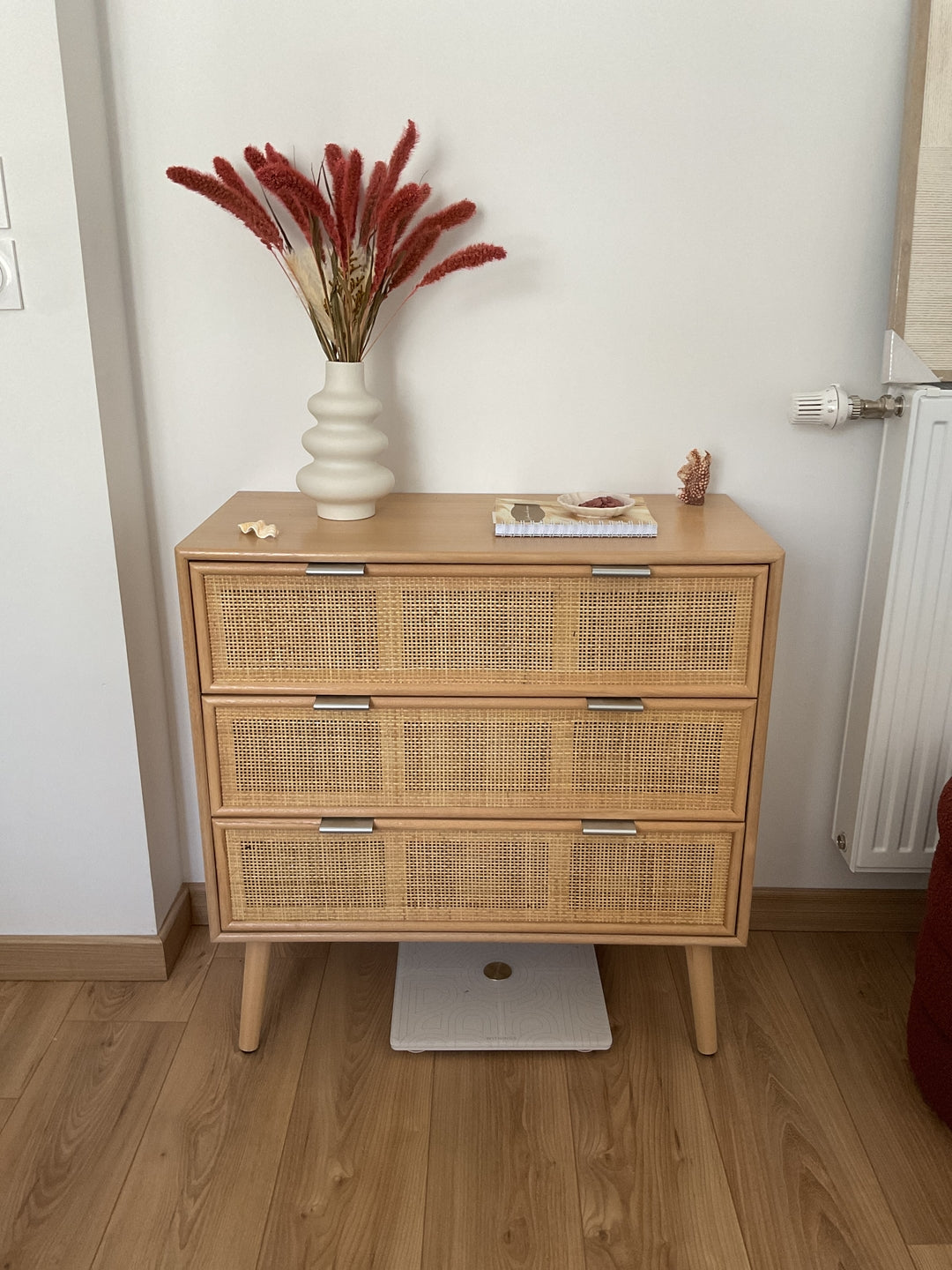 MANILLA Kommode med 3 skuffer i massivt træ og naturlig rattan