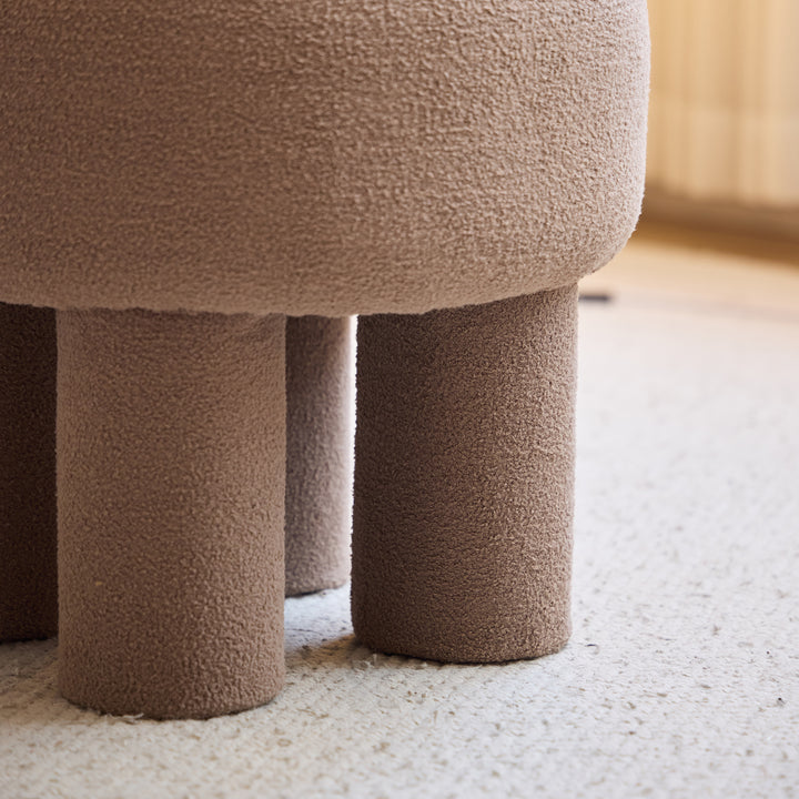 ARHUS Taupe Bouclé Stuepuf i skandinavisk stil