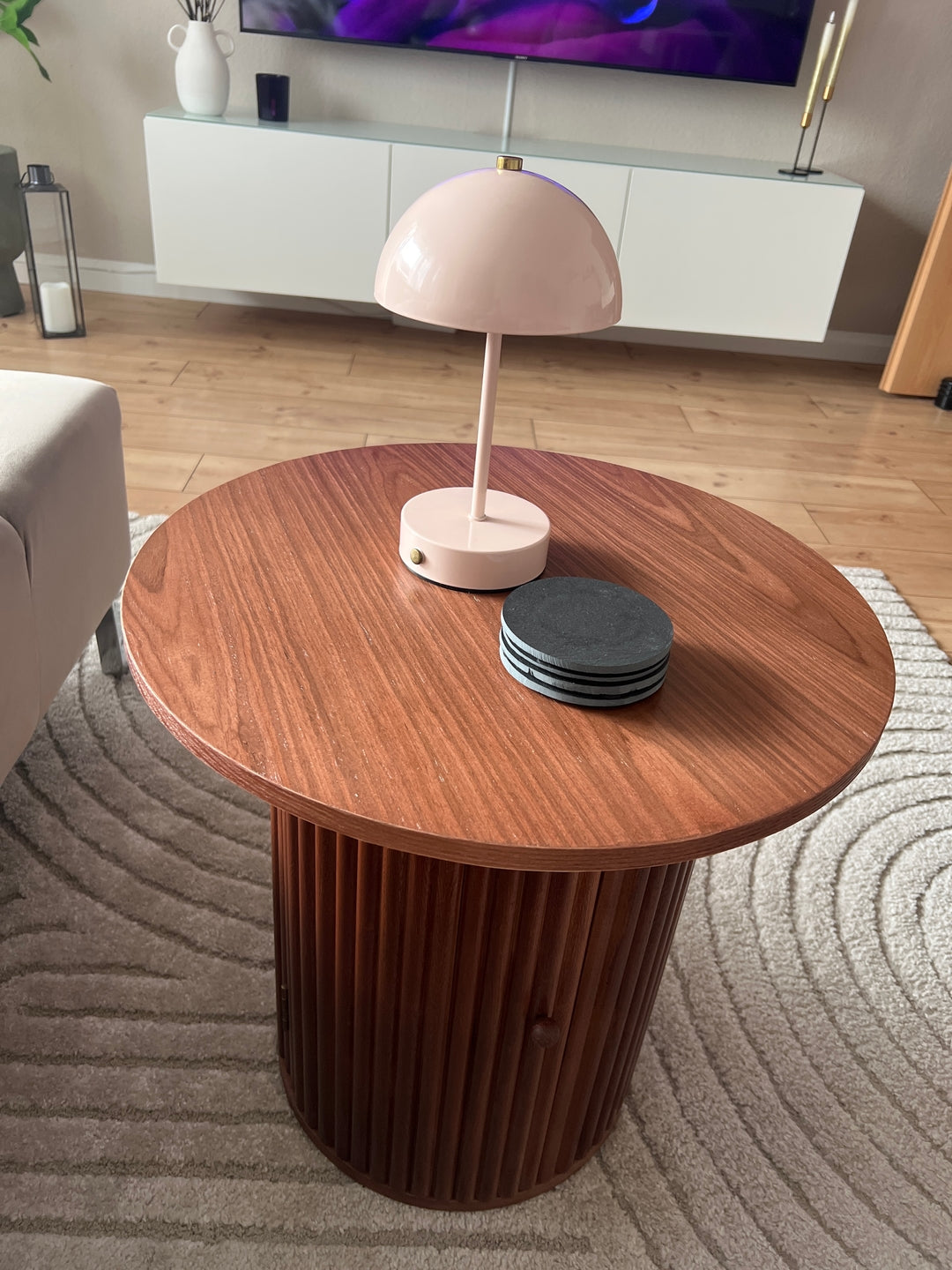 TRINIDAD sidebord i fyrretræ – enkelt design og naturlig charme