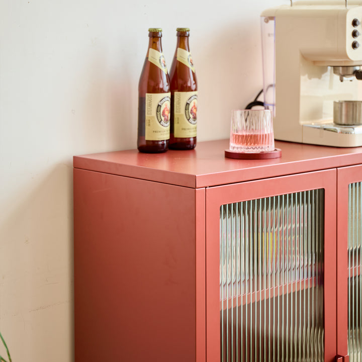 SKIEN skænk med 2 glaslåger – Terracotta