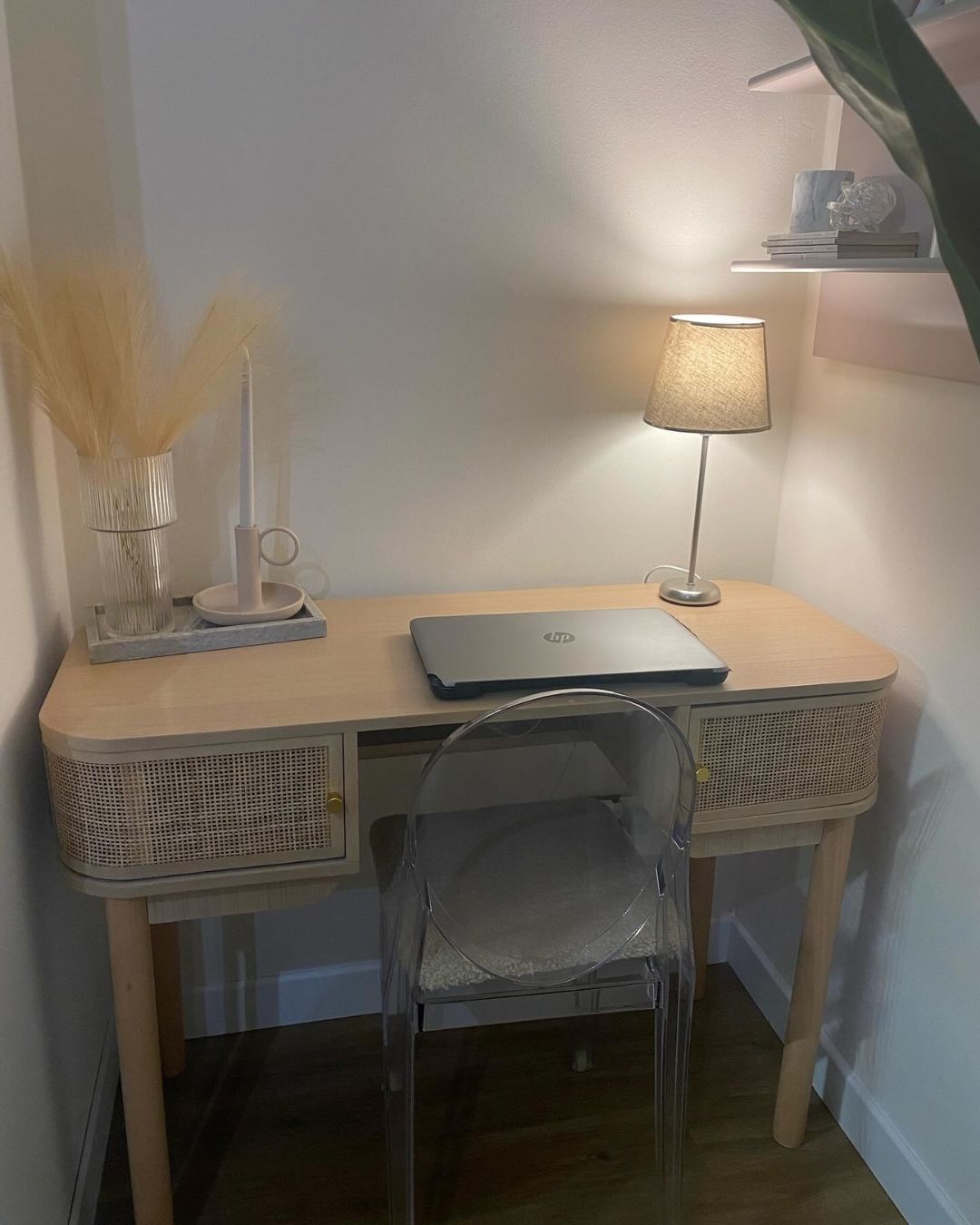 TOYAMA skrivebord med skuffer – naturlig rattan og moderne design