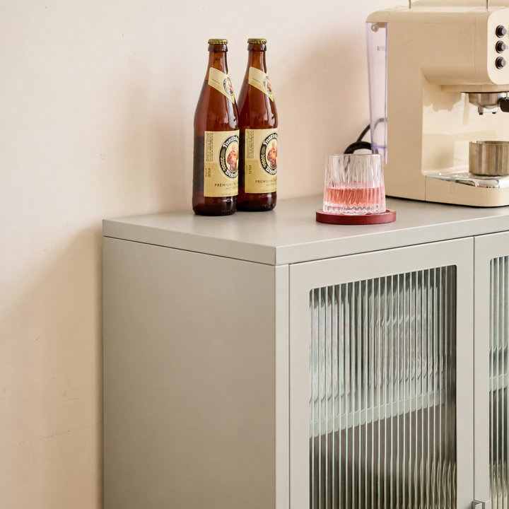 SKIEN skænk med 2 glaslåger – Beige