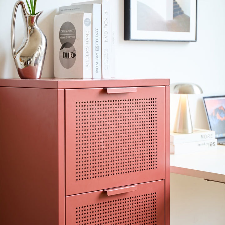 NURMES opbevaringsskab med 3 vippeskuffer – Terracotta