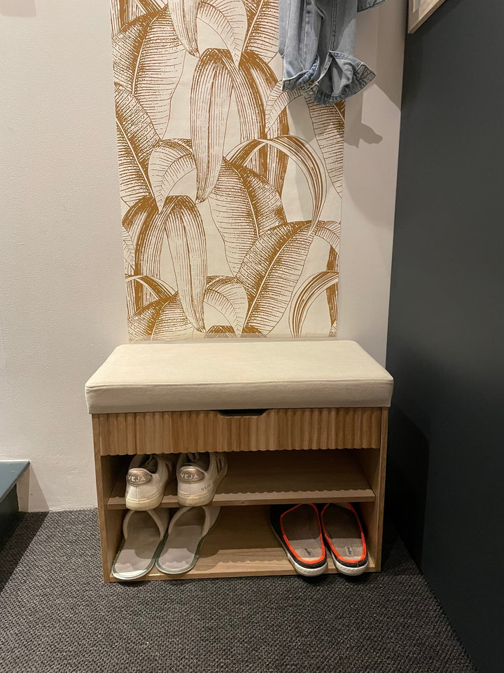 KUBO Skoskab til entré med 2 hylder og 1 kommode i træ og beige stof i naturligt beige træ og fløjl