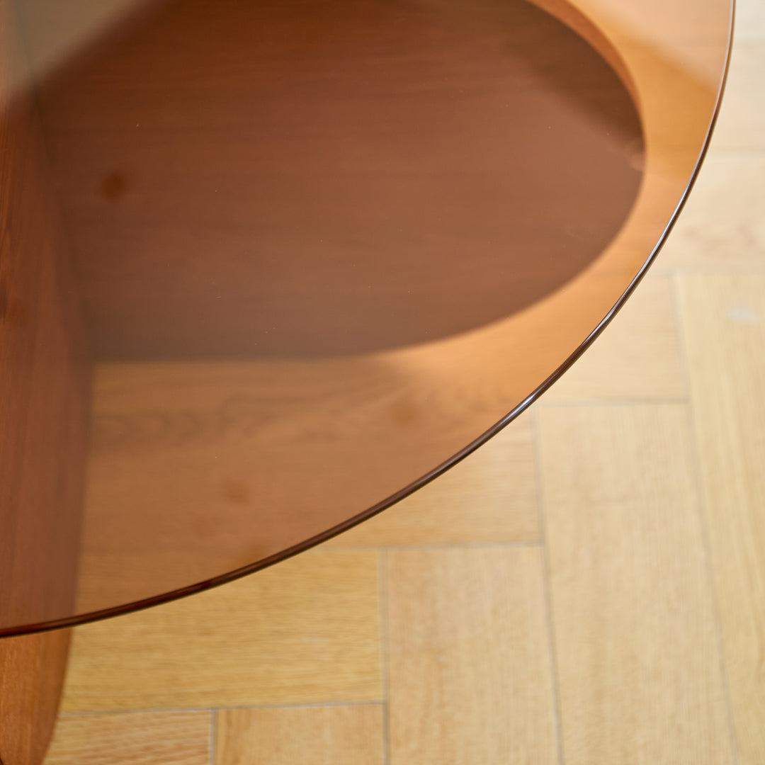 RAUMA rundt sofabord i træ og hærdet glas