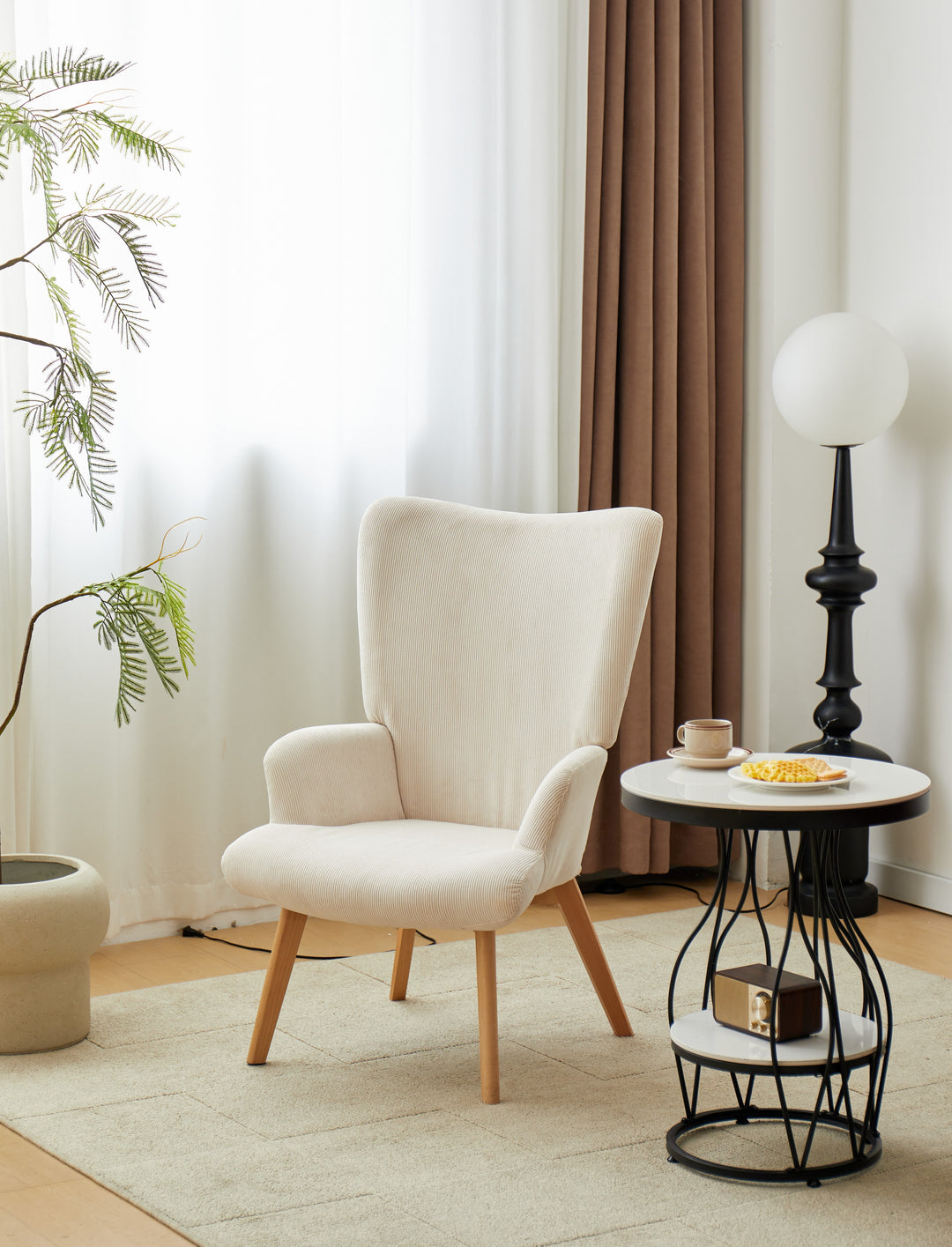 MALMO loungestol i massivt træ og beige fløjlsbukser