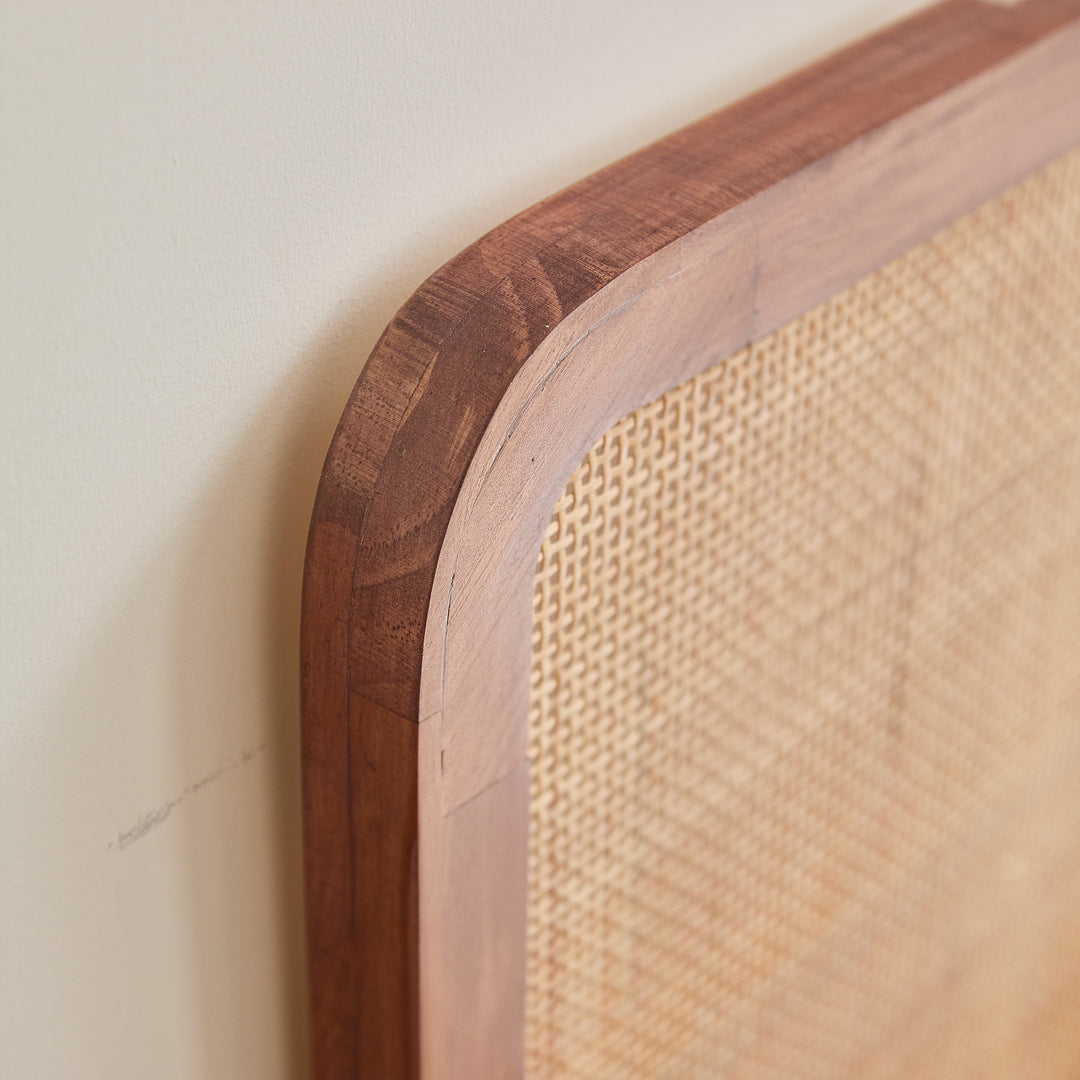 HORSENS Sengegavl i træ og rattan