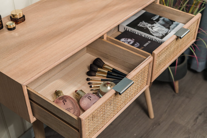 NISHIO konsolbord med 2 skuffer i træ og naturlig rattan