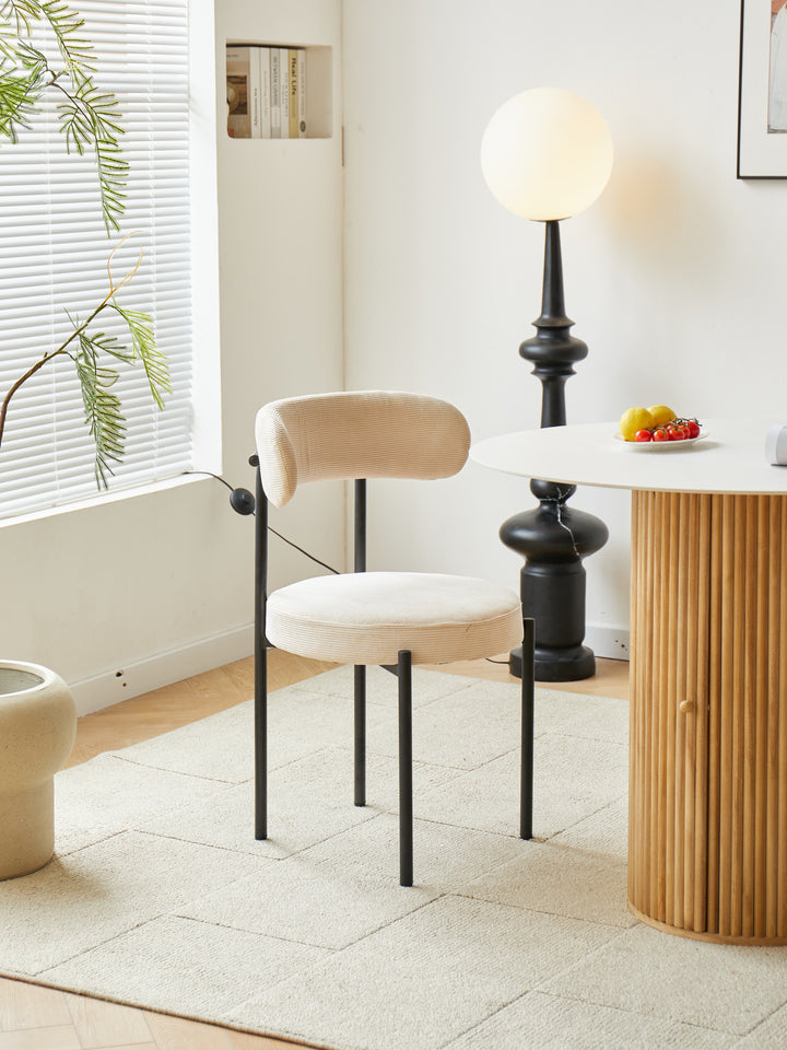 LARS Sæt med 2 spisebordsstole i metal og ribbet beige fløjl