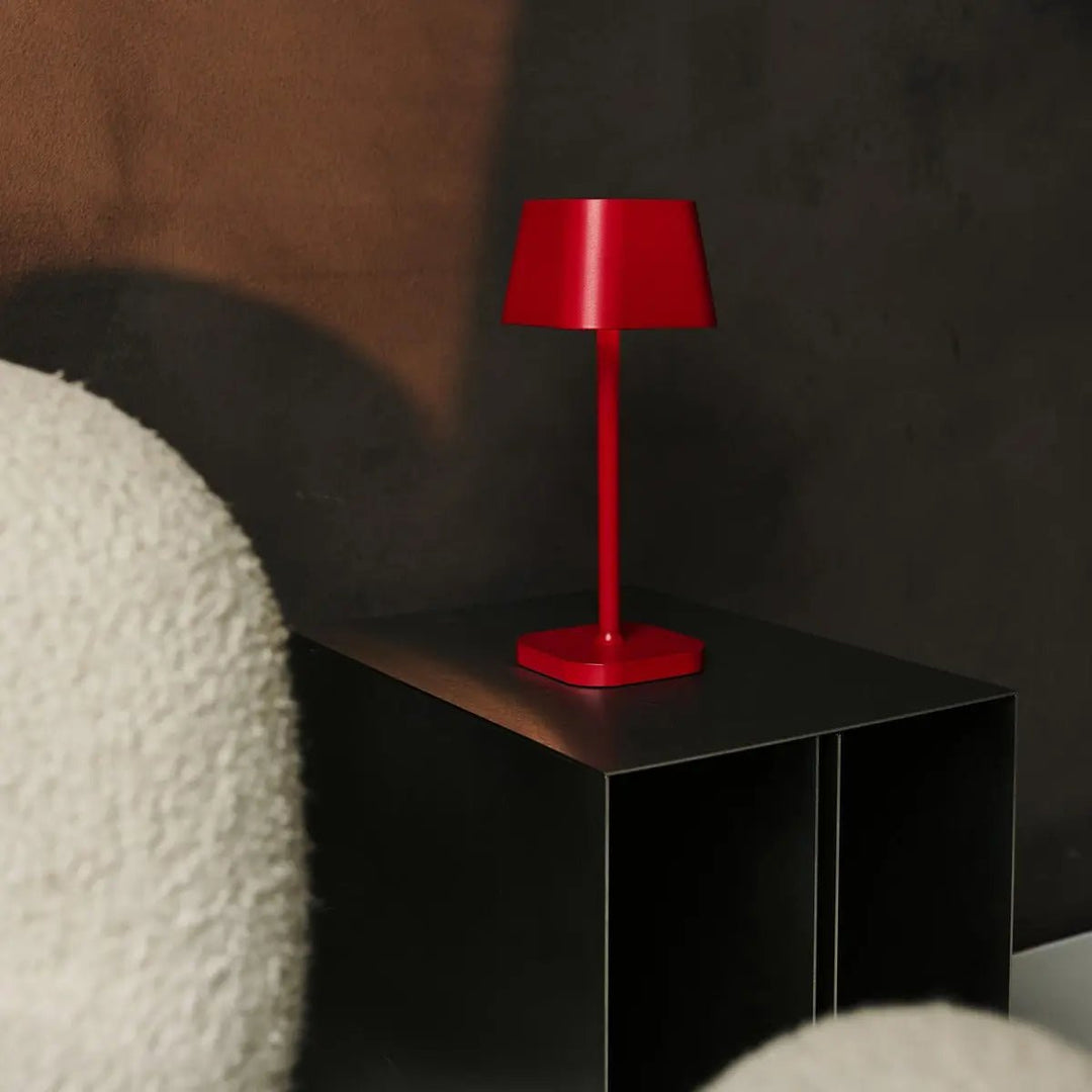 Ava Berry Red genopladelig bordlampe