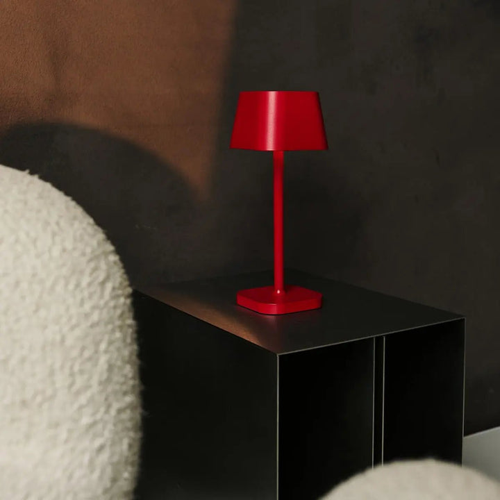 Ava Berry Red genopladelig bordlampe