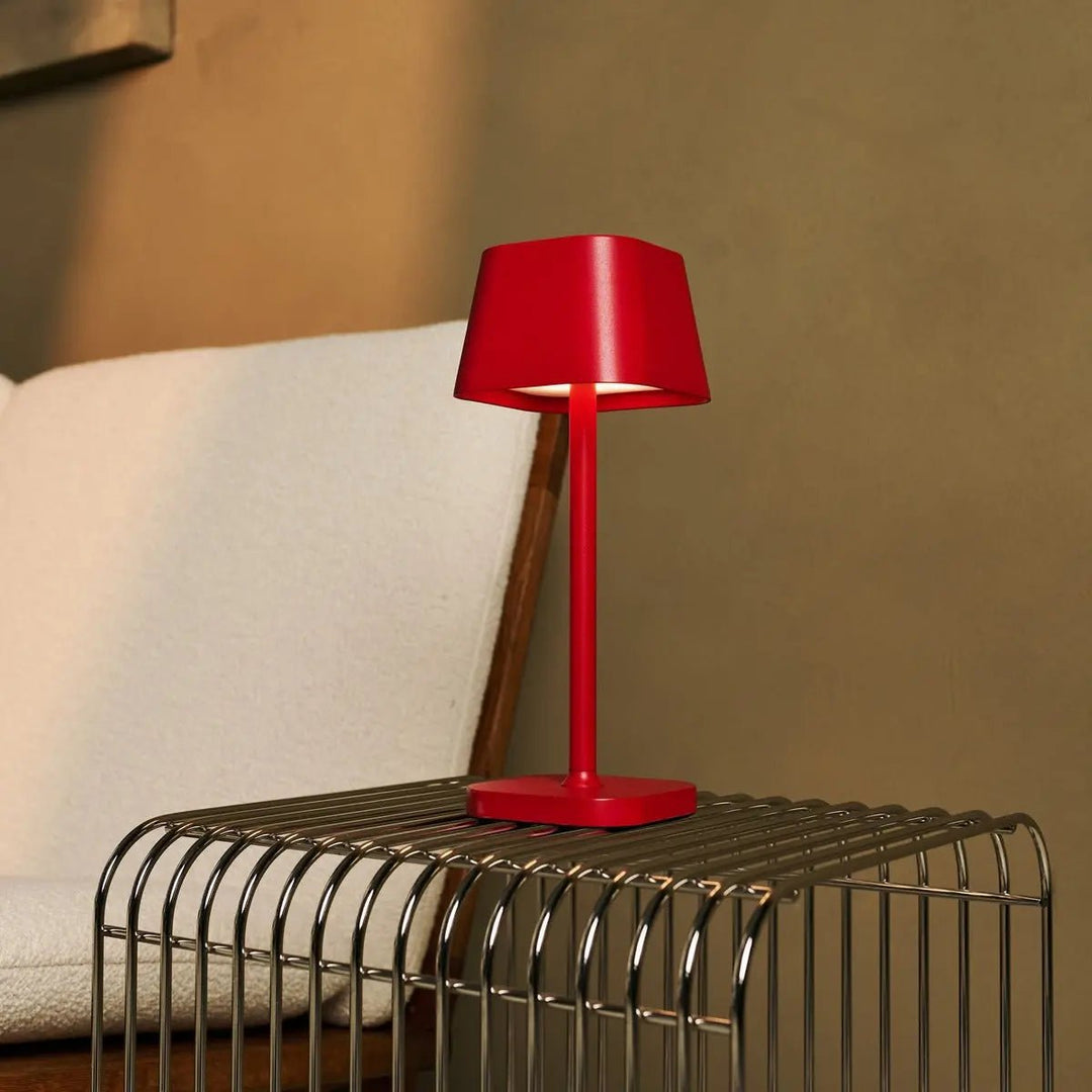 Ava Berry Red genopladelig bordlampe