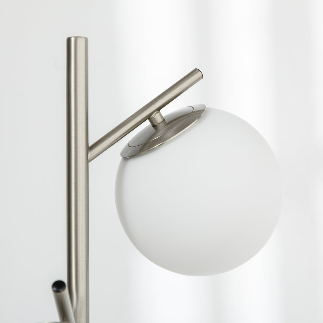 Gulvlampe med 3 glasskærme, e 27, fodkontakt, sølv + hvid