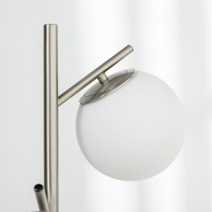 Gulvlampe med 3 glasskærme, e 27, fodkontakt, sølv + hvid