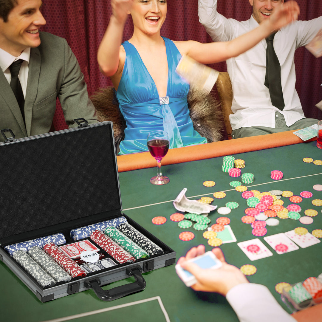 Pokersæt, pokerkasse, 400 chips, 2 sæt kort, 5 terninger, dealer-disk, måtte
