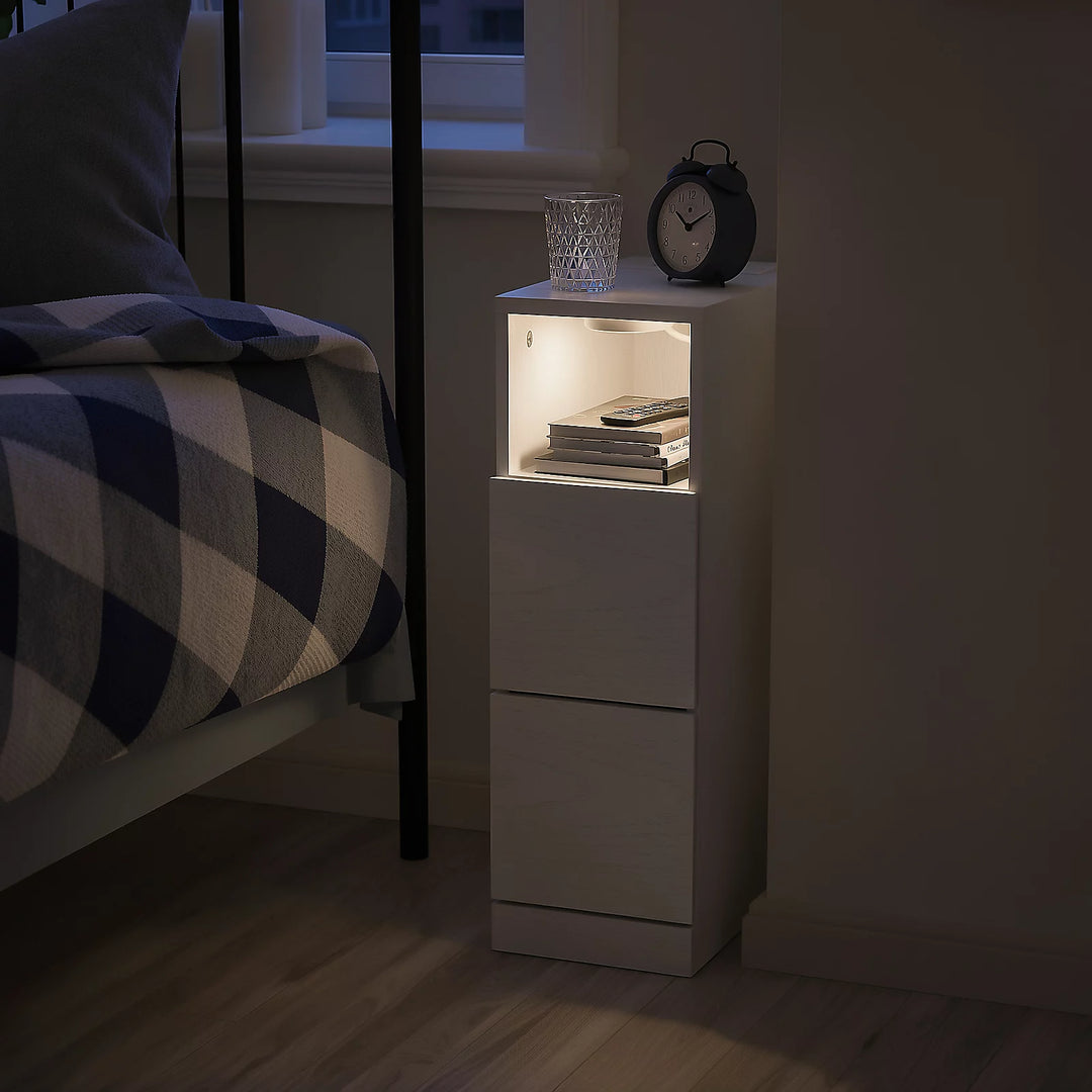 Sengebord med 2 skuffer, ladestation og LED-lys – hvid