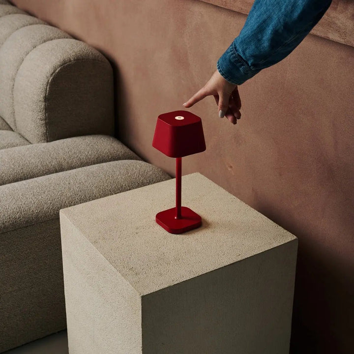 Ava Berry Red genopladelig bordlampe